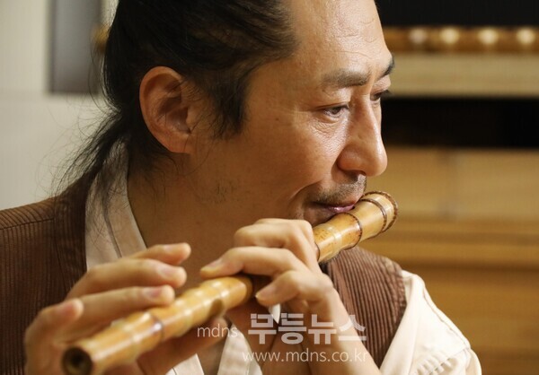 [청공소리] 권봉현 명인이 대금을 연주하고 있는 모습 (사진 임무택기자)
