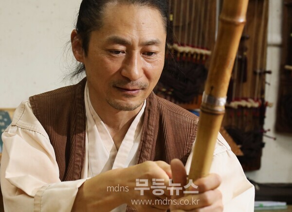 대금을 제작하고 있는 권봉현 명인 (사진 임무택기자)