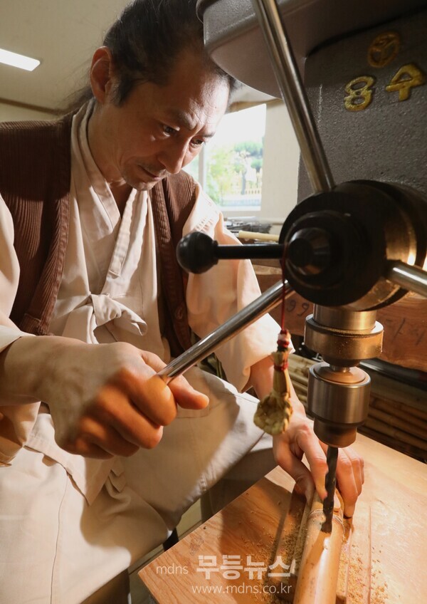 대금에 음공을 제작하고 있는 청공소리 공방 권봉현 명인 (사진 임무택기자)