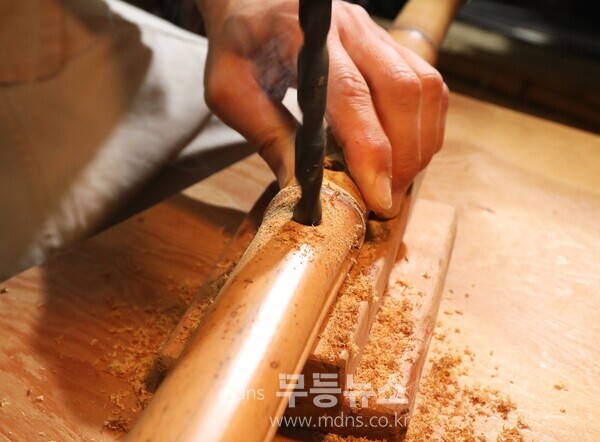 대금의 음공을 제작하고 있는 권봉현 명인 (사진 임무택기자)