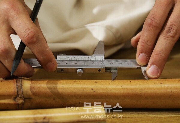 대금의 음공 간격을 정확하게 표시하며 제작하고 있는 권봉현 명인 (사진 임무택기자)