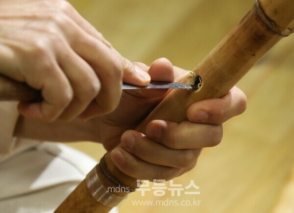 대금의 청공을 정교하게 다듬고 있는 권봉현 명인 (사진 임무택기자)