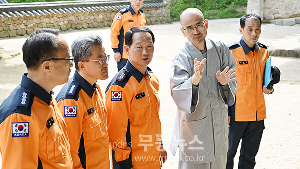 부처님 오신 날 대비, 천은사 현장 지도 방문하고 있는 홍영근 본부장 (구례소방서 제공)