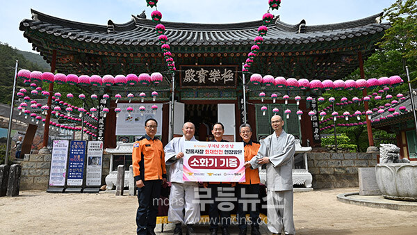 부처님 오신 날 대비, 천은사 현장 지도 방문하고 있는 홍영근 본부장 (구례소방서 제공)