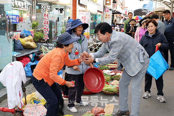 어르신들의 안부를 전하고 있는 김 성 장훙군수 (장흥군 제공)