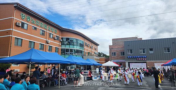 어버이의 날 행사를 열고 있는 장흥노이전문요양원 (장흥군 제공)