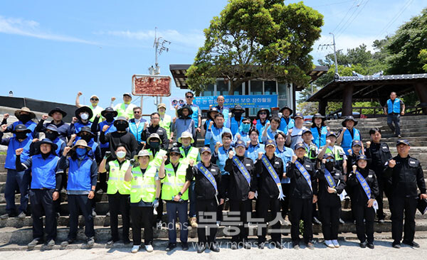 환경정화활동을 펼친 여수해경 (여수해경 제공)