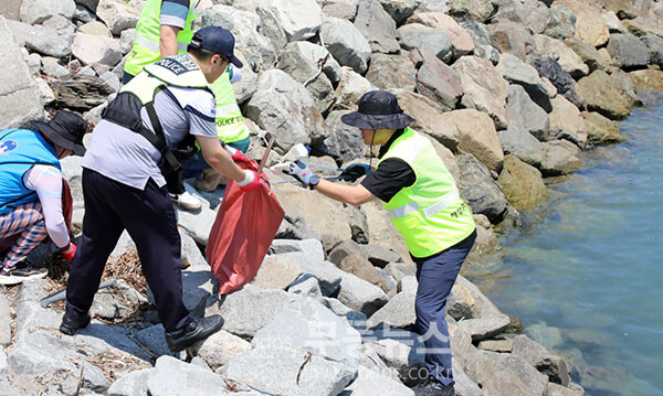 환경정화활동을 펼친 여수해경 (여수해경 제공)