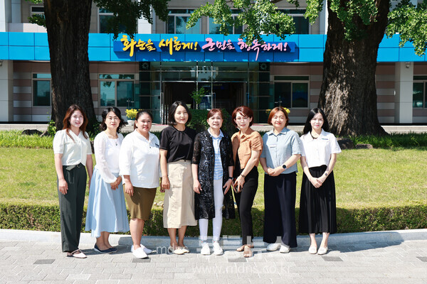 다문화팀＋소수국가 결혼이민가족 통역지원 인력 단체 기념 사진(왼쪽부터 캄보디아 출신 김지민, 일본 출신 가요, 필리핀 출신 마리벨, 몽골 출신 박선유,태국 출신 임진희, 우즈베키스탄 출신 이설란, 중국 출신 박춘란, 베트남 출신 정금화씨)/화순군 제공