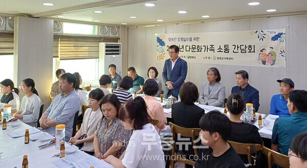 이상익 군수, 중국 결혼이주여성 및 그 가족과의 간담회(함평군 제공)