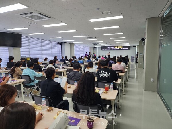 신안군복지시설 종사자 150여 명이 신안음악협회 공연을 감상하고 있다.