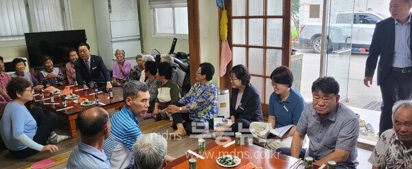 구복규 화순군수가 백아면 수리마을 경로당을 찾아 경로당회원들의 건강 등 안부를 확인하고 있다.(화순군 제공)