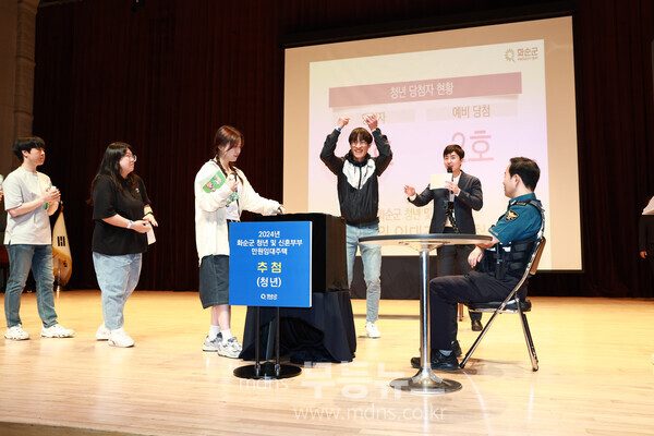 2024년 화순군 만원 임대주택 입주자 추첨 장면(화순군 제공)