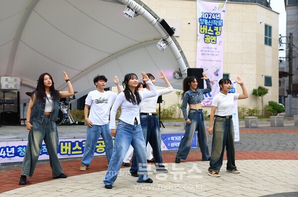 청춘신작로 버스킹 장면