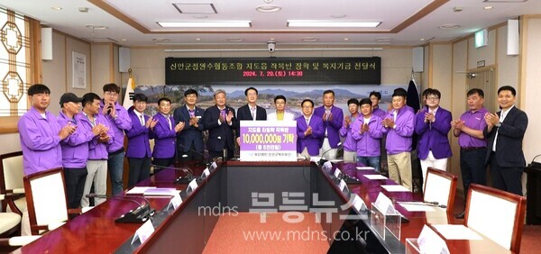 신안군정원수사회적협동조합 지도읍 작목반(반장 최재형) 임원과 조합원들과 박우량 신안군수_(신안군 제공)