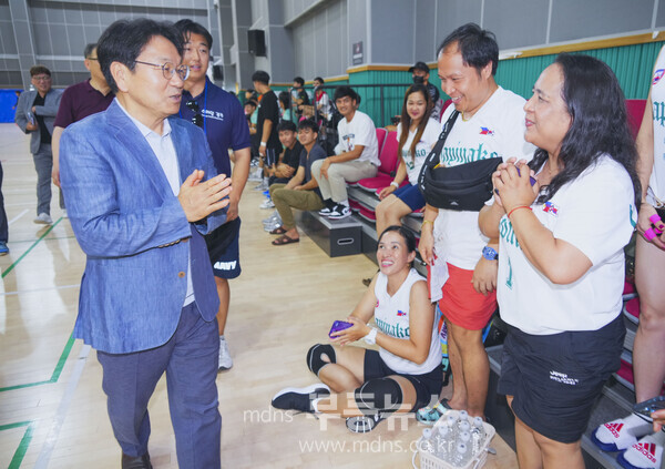 강기정 광주시장이 '전국 외국인노동자 배구대회'에 참석해 선수들을 격려했다.(광주시 제공)
