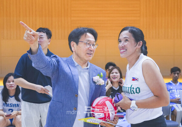 강기정 광주시장이 '전국 외국인노동자 배구대회'에 참석해 선수들을 격려했다.(광주시 제공)외국인노동자대회