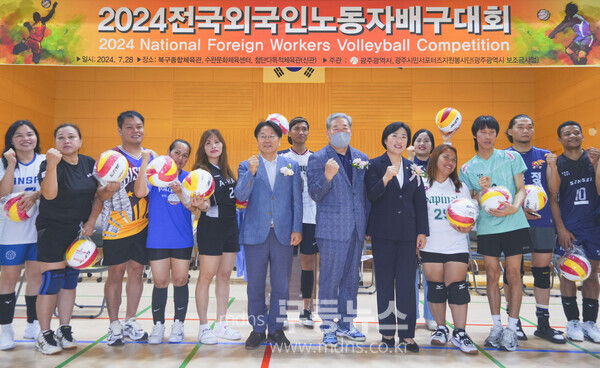 강기정 광주시장이 '전국 외국인노동자 배구대회'에 참석해 선수들을 격려했다.(광주시 제공)