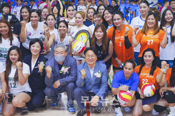 전국 외국인노동자 배구대회에서 선수들과 기념사진(광주시 제공)