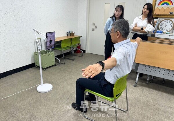 AI 기반 운동 프로그램이 설치된 태블릿PC로 운동