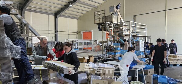 23일, 탈수 천일염을 박스포장 작업을 하고 있다.