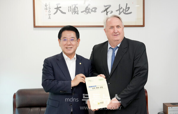 김영록 전라남도지사가 9일 국회 의원회관에서 국민의힘 인요한 최고위원을 만나 2025년 국고예산 관련 전남 주요 현안사업을 건의하고 있다.(전남도 제공)