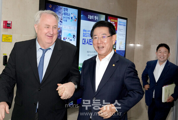 김영록 전라남도지사가 9일 2025년 국고예산 관련 전남 주요 현안 사업을 건의하기 위해 국회를 방문, 국민의힘 인요한 최고위원과 인사를 나누고 있다.(전남도 제공)