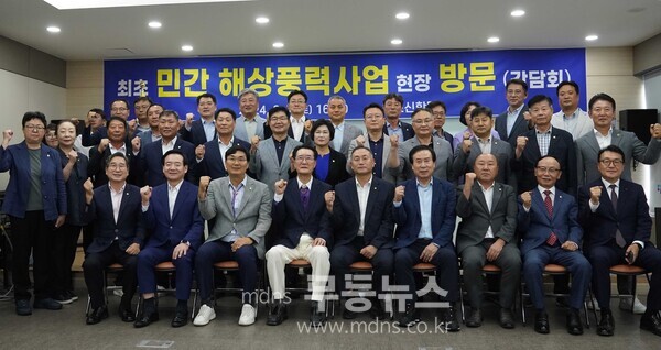 목포시가 해상풍력 사업이 추진되고 있는 목포신항 현장을 방문하고 해상풍력 산업의 발전과 상생협력 방안을 공유했다. / 목포시 제공