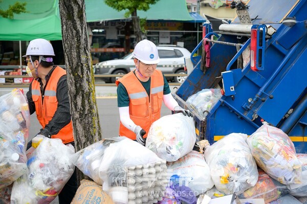 노관규 순천시장이 역전시장에서생활쓰레기를 수거 운반하고 있다./순천시 제공