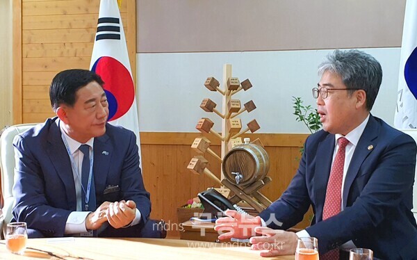 김한종 장성군수(좌)가 21일 임상섭 산림청장(우)과 면담을 갖고 국립아열대자생식물원 유치 협조를 요청했다 /장성군 제공