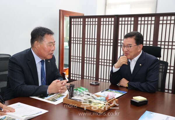 붙임1 국회를 방문하여 신정훈 행안위 위원장에게 사업 설명을 하고 있는 김산 군수/무안군 제공
