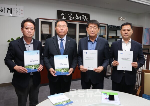 붙임1 국회를 방문하여 사업 설명 후 진행된 기념촬영(왼쪽부터 임현수 군의원, 김산 군수, 서삼석 국회의원, 이호성 군의장)