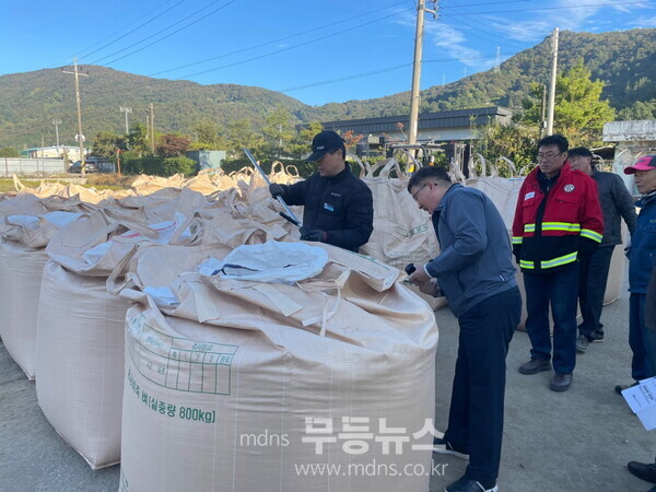 공공비축벼 등급을 도장으로 표시하고 있다./순천시 제공