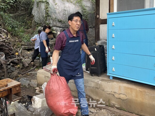 광양시, ‘2024년 올해의 봉사왕’ 양성모 씨 선정 - 양성모 씨 봉사사진/광양시 제공