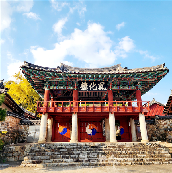 광양시, 황금빛 은행잎 찰랑거리는 ‘광양향교’ - 관광과(광양향교의 풍화루)