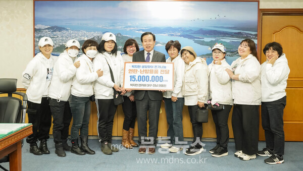 목포가 고향인 인기가수 박지현 씨의 대구⋅전남 팬카페 엔돌핀 회원들이 연탄과 난방용품을 후원하고, 직접 연탄나눔을 실천했다. / 목포시 제공