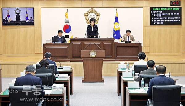 폐회를 선언하고 있는 박금례 의장 (진도군 의회 제공)