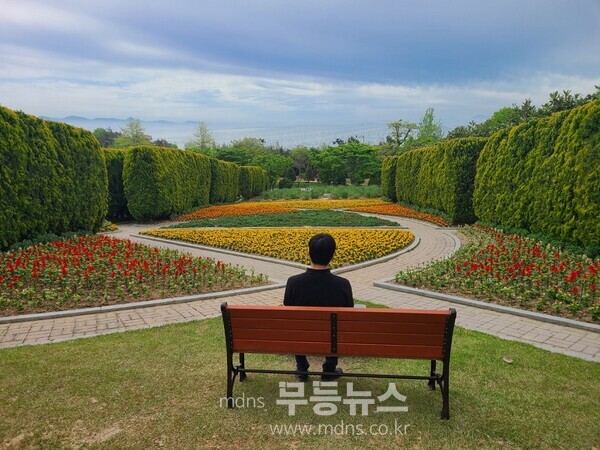 압해읍 분재정원 내 기증된 의자에서 방문객이 쉬고 있다.
