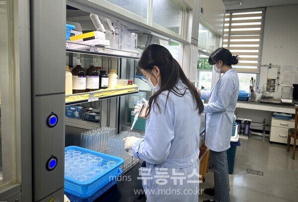 토양검정으로 토양화학성분을 분석중이다/순천시 제공