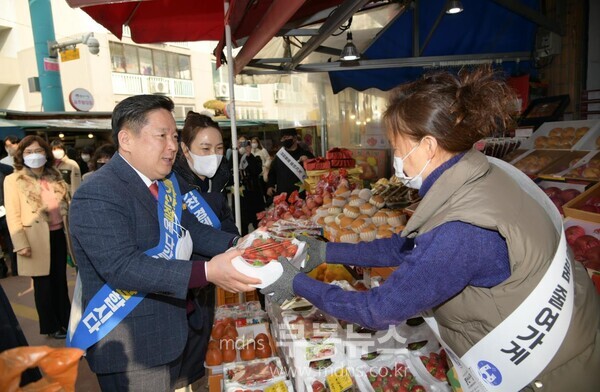 김병내 남구청장 지난해 설 장보기 행사_자료사진
