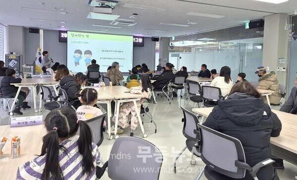 신안군가족센터에서 예비학부모교육을 듣고 있는 모습/신안군 제공