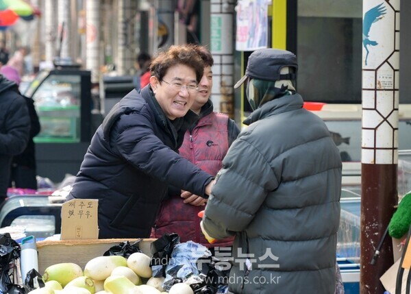 순천시, 설 명절 맞아 전통시장 살리기 나서_사진 노관규 순천시장