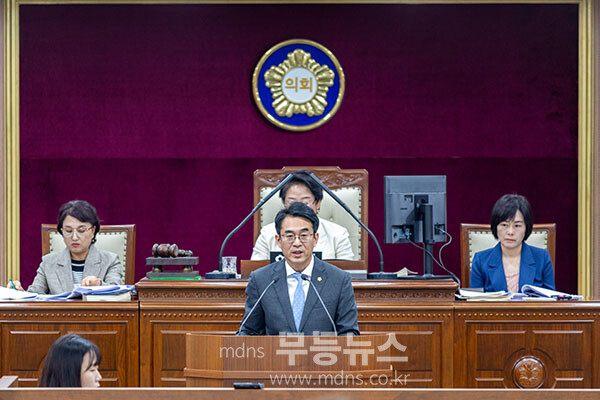 5분 발언을 하고 있는 김재식 의원