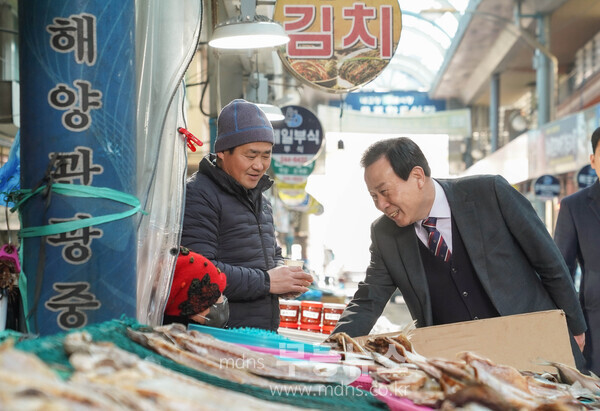 박홍률 목포시장이 전통시장을 방문해 상인들을 격려하고 있다. / 목포시 제공
