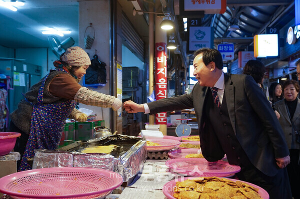 박홍률 목포시장이 전통시장을 방문해 상인들을 격려하고 있다. / 목포시 제공