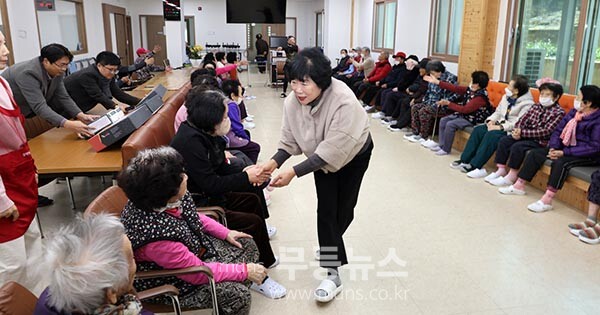 사회복지 시설등을 위문하고 있는 진도군의회 의장 박금례 (진도군의회 제공)