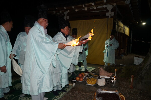 2024년 우봉마을 당산제 때 소원을 기원하며 소지를 태우는 모습