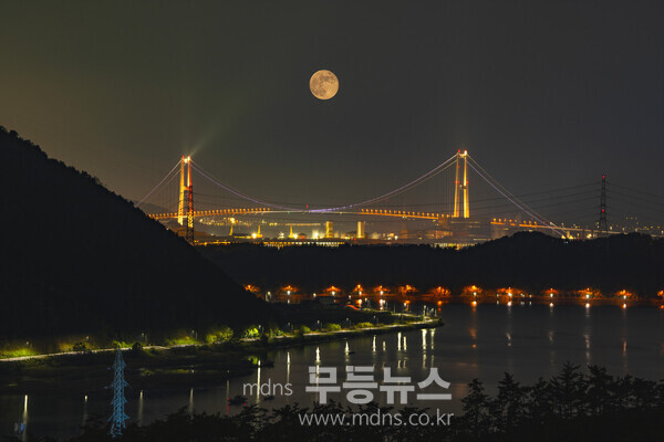 ‘로맨틱한 달빛여행 떠나요’… 광양시, 정월대보름 맞아 달맞이 명소 추천 - 이순신대교 위로 떠오른 장엄한 광양의 월출