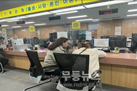 결혼이민여성을 돕고 있는 다문화팀