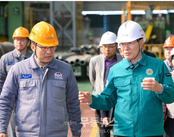 노관규 순천시장이 율촌산단에 위치한 (주)세아제강 기업을 방문해 애로사항 등을 청취하고 있다(좌측 (주)세아제강 류청 공장장)